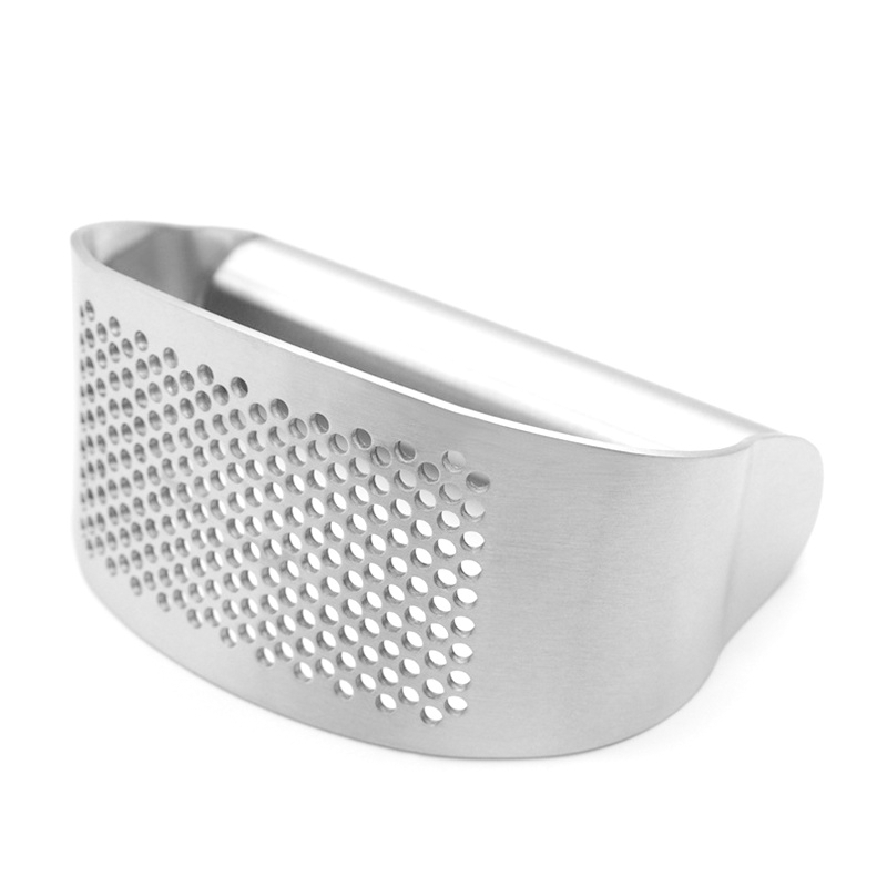 Stilfuld hvidløgspresser i rustfrit stål med buet ergonomisk design til køkkenet, effektiv og holdbar.
