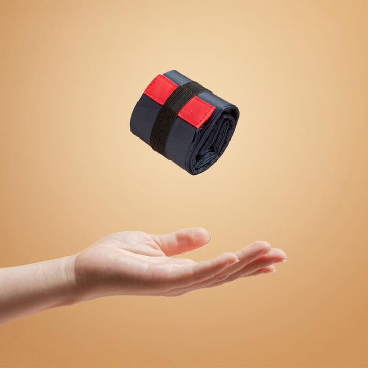 Stilfuld foldbar indkøbspose i sort, stor kapacitet, holdbart materiale, miljøvenlig og nem at transportere.