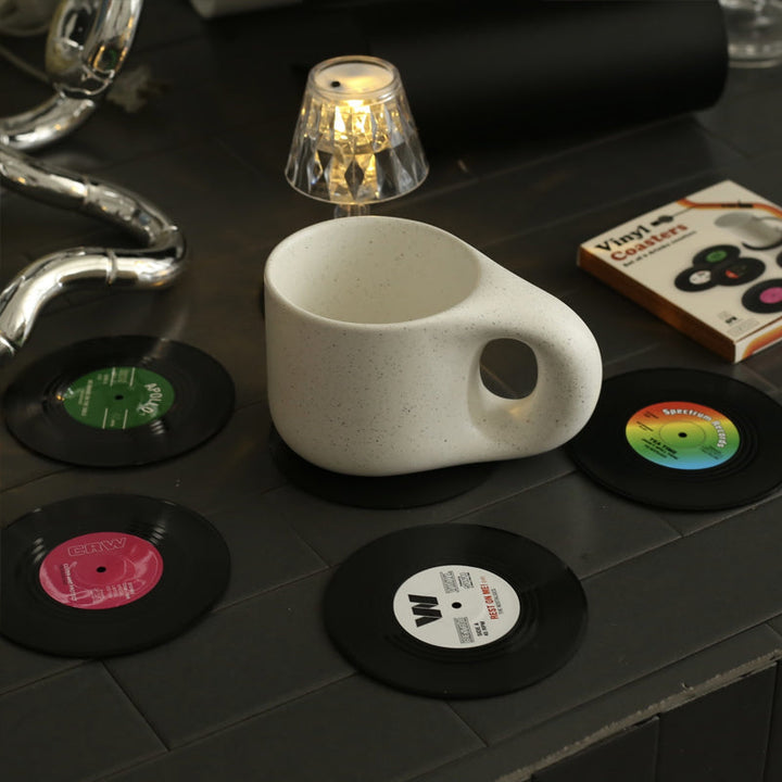Stilfulde vinylplade glasunderlag, der bringer vintage-stil, 10,5 cm diameter, ABS og silikone, beskytter og dekorerer.