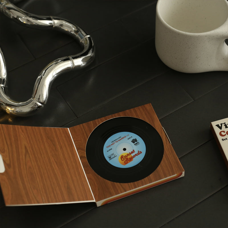 Stilfulde vinylplade glasunderlag, der bringer vintage-stil, 10,5 cm diameter, ABS og silikone, beskytter og dekorerer.