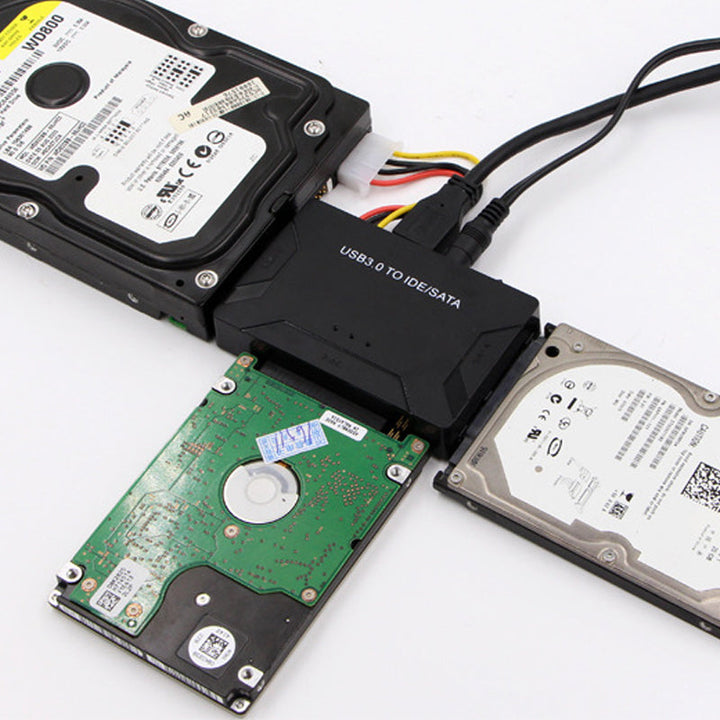 USB 3.0 IDE & SATA konverter til harddisk, tilsluttet med kabel, muliggør effektiv dataoverførsel til computer.