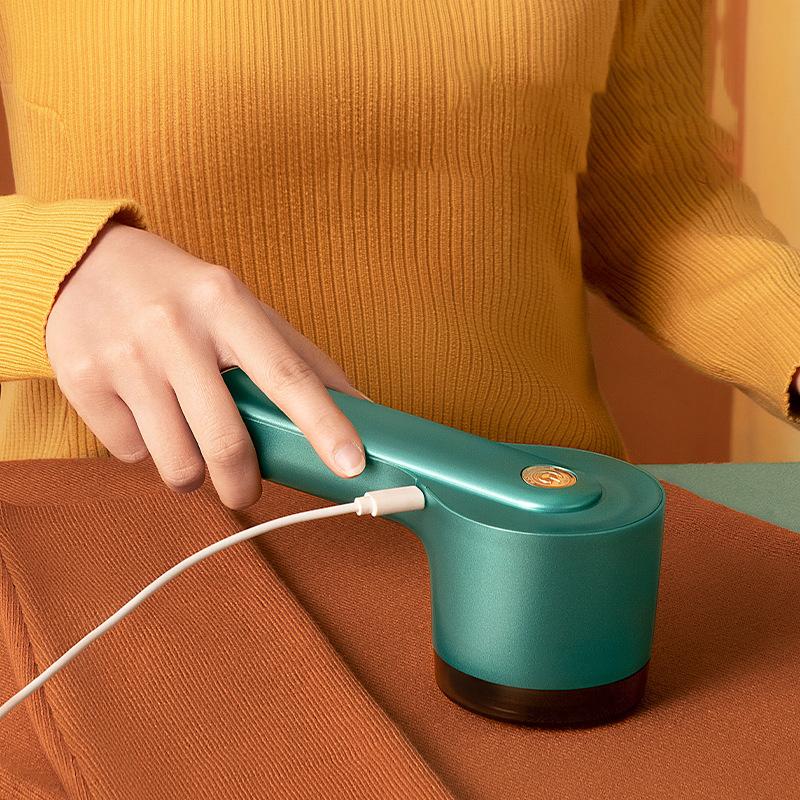 Genopladelig Stofpillefjer med USB i grøn, stilfuldt design, ABS-materiale, effektivt seksblads-system.