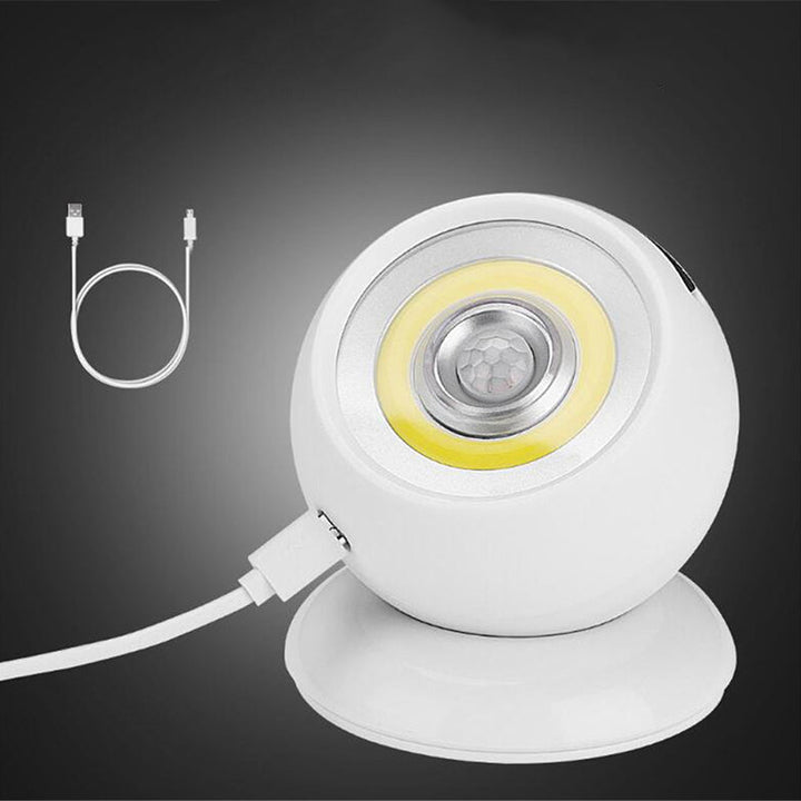 Genopladelig LED-sensorlampe til hjemmet, justerbart 360° hoved, hvidt design, praktisk vægmontering.