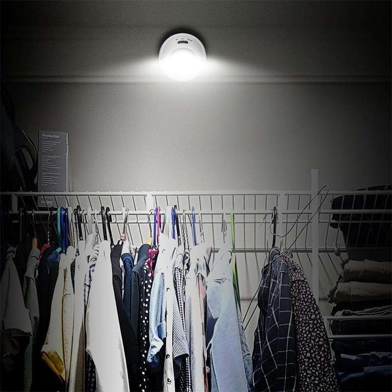 Genopladelig LED-sensorlampe til hjemmet, justerbart 360° hoved, hvidt design, praktisk vægmontering.
