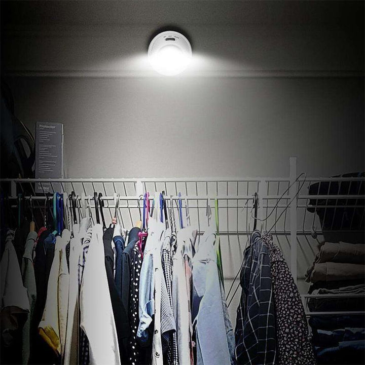Genopladelig LED-sensorlampe til hjemmet, justerbart 360° hoved, hvidt design, praktisk vægmontering.