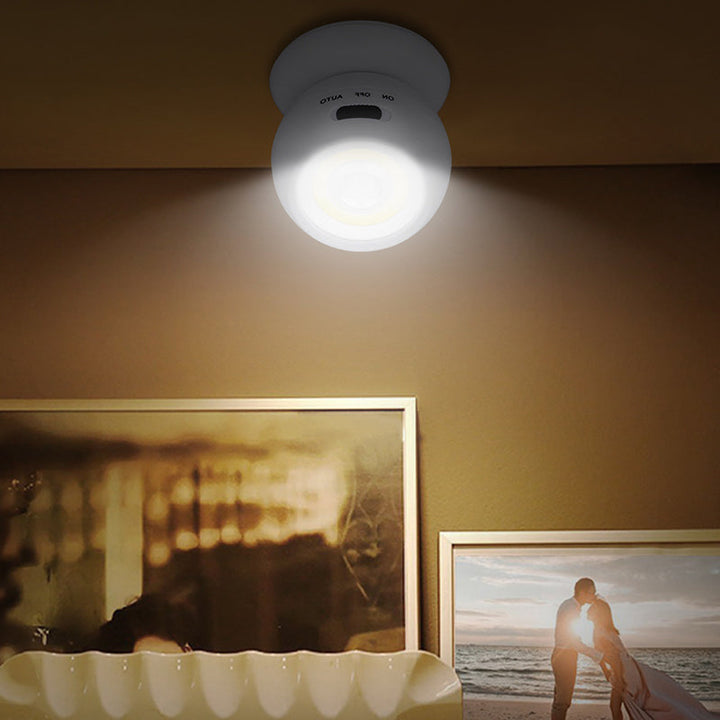Genopladelig LED-sensorlampe til hjemmet, justerbart 360° hoved, hvidt design, praktisk vægmontering.
