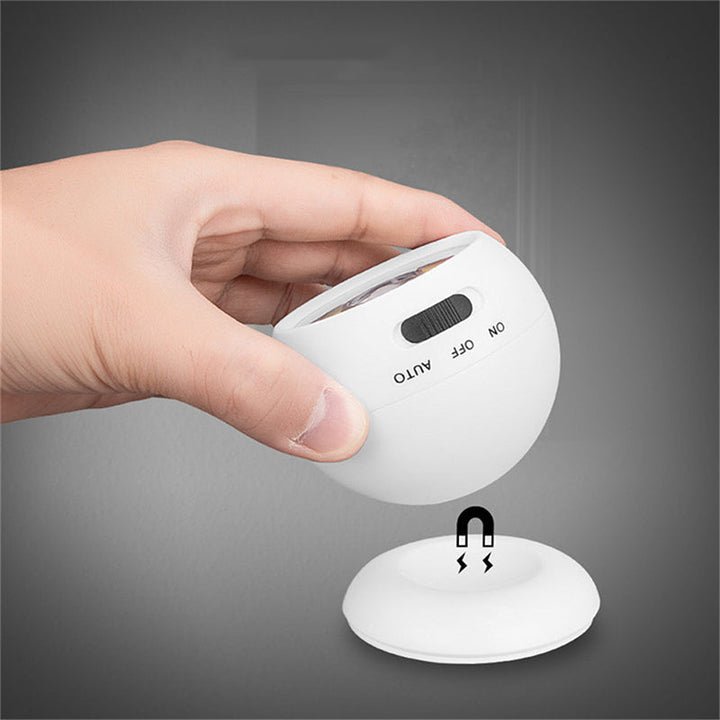 Genopladelig LED-sensorlampe til hjemmet, justerbart 360° hoved, hvidt design, praktisk vægmontering.