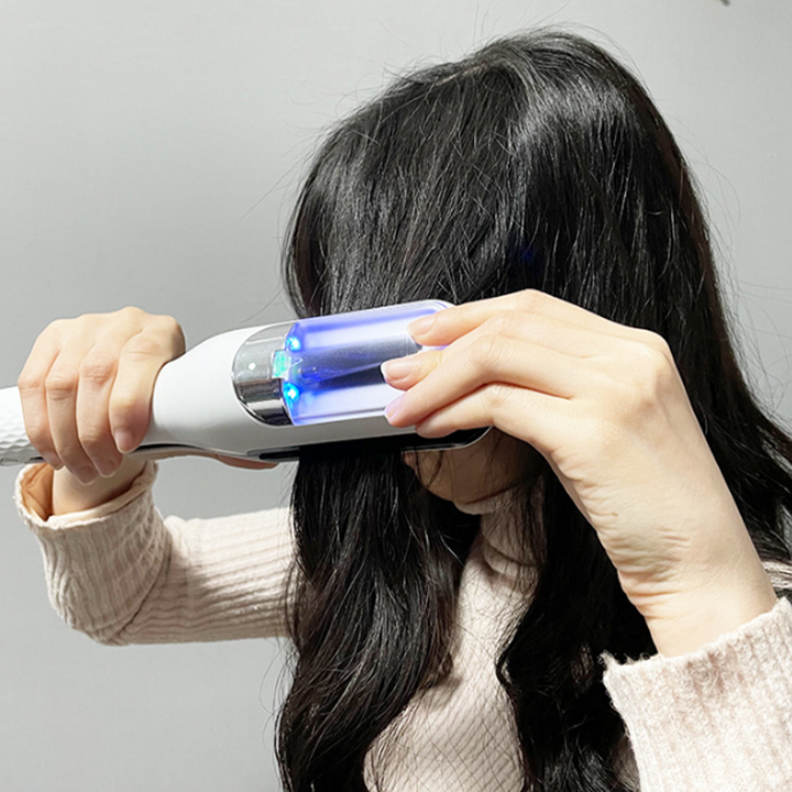 USB-opladelig dame hårtrimmer til spaltede spidser, sølvfarvet, kompakt design, let og bærbar.