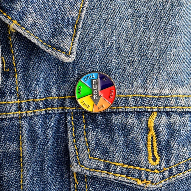 Unik emalje-broche med syv udtryk, lyse farver, lille størrelse, perfekt som tøjtilbehør til jakke eller taske.