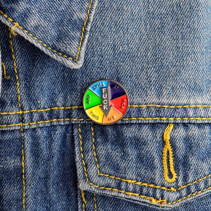 Unik emalje-broche med syv udtryk, lyse farver, lille størrelse, perfekt som tøjtilbehør til jakke eller taske.