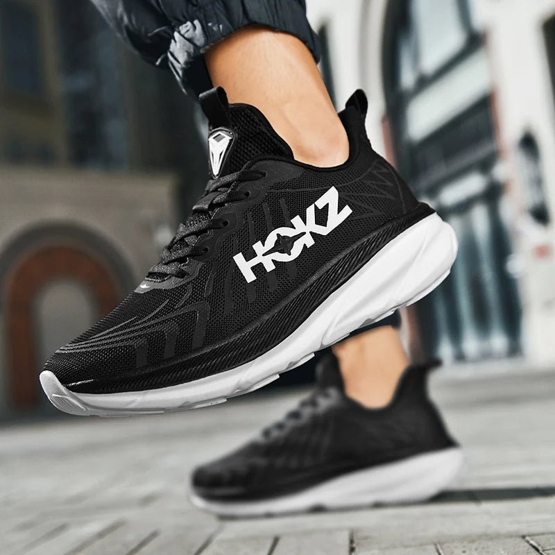 Unisex letvægts løbesko i åndbar mesh, med ergonomisk design og sporty look til intense træningspas.