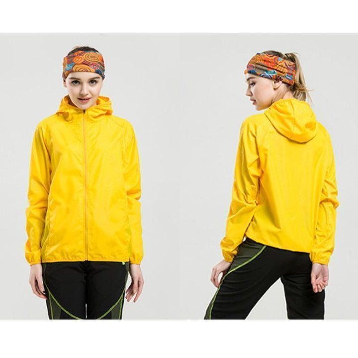 Unisex let vandtæt vindjakke, minimalistisk design, hvid farve og skjulte lommer til udendørs brug.