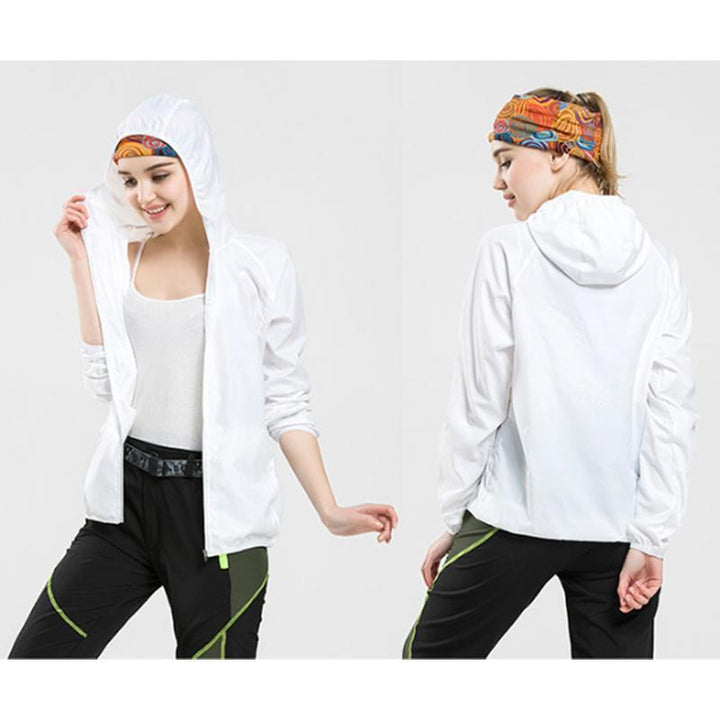 Unisex let vandtæt vindjakke, minimalistisk design, hvid farve og skjulte lommer til udendørs brug.