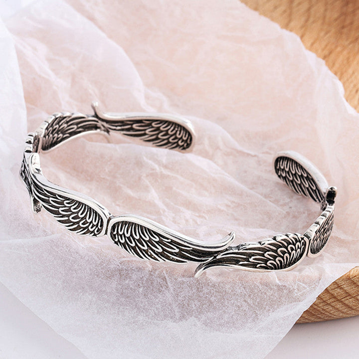 Unisex armbånd med englevinger i vintage-stil, smukt detaljeret design, giver beskyttelse og harmoni.