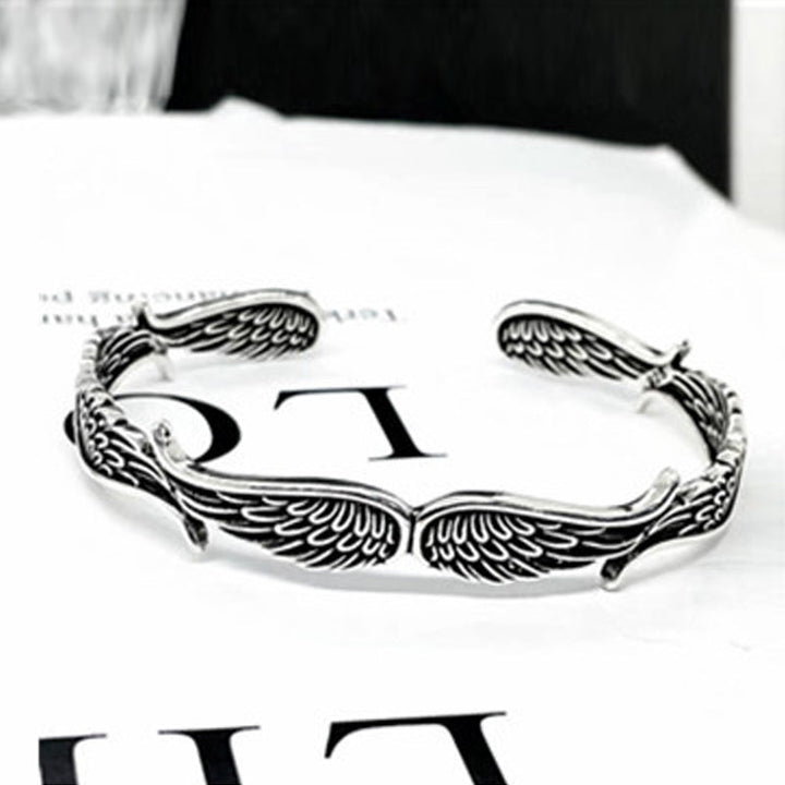 Unisex armbånd med englevinger i vintage-stil, smukt detaljeret design, giver beskyttelse og harmoni.