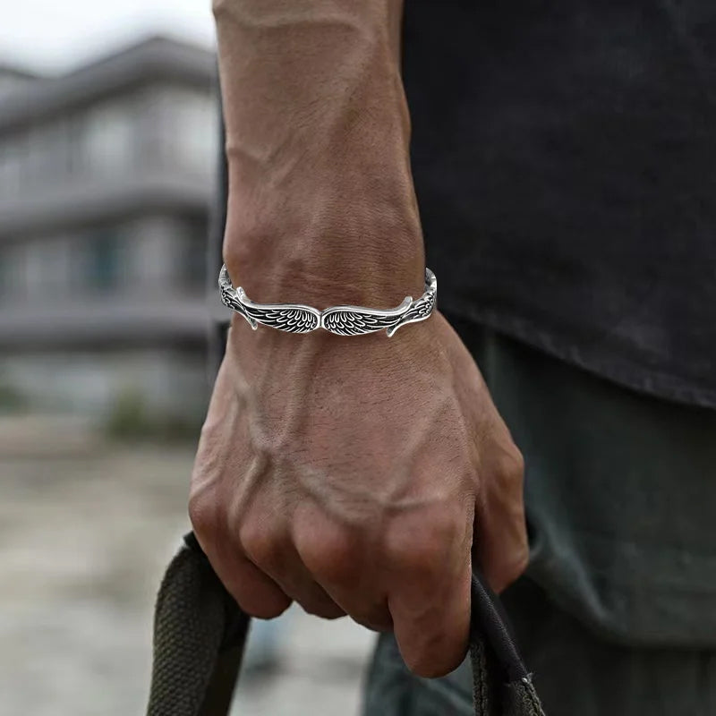 Unisex armbånd med englevinger i vintage-stil, smukt detaljeret design, giver beskyttelse og harmoni.