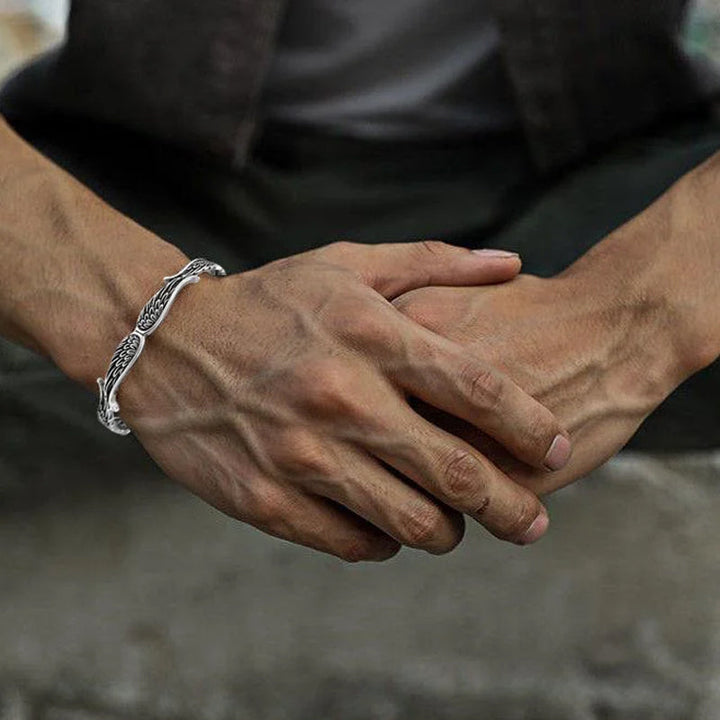 Unisex armbånd med englevinger i vintage-stil, smukt detaljeret design, giver beskyttelse og harmoni.
