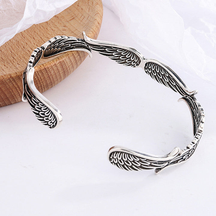 Unisex armbånd med englevinger i vintage-stil, smukt detaljeret design, giver beskyttelse og harmoni.