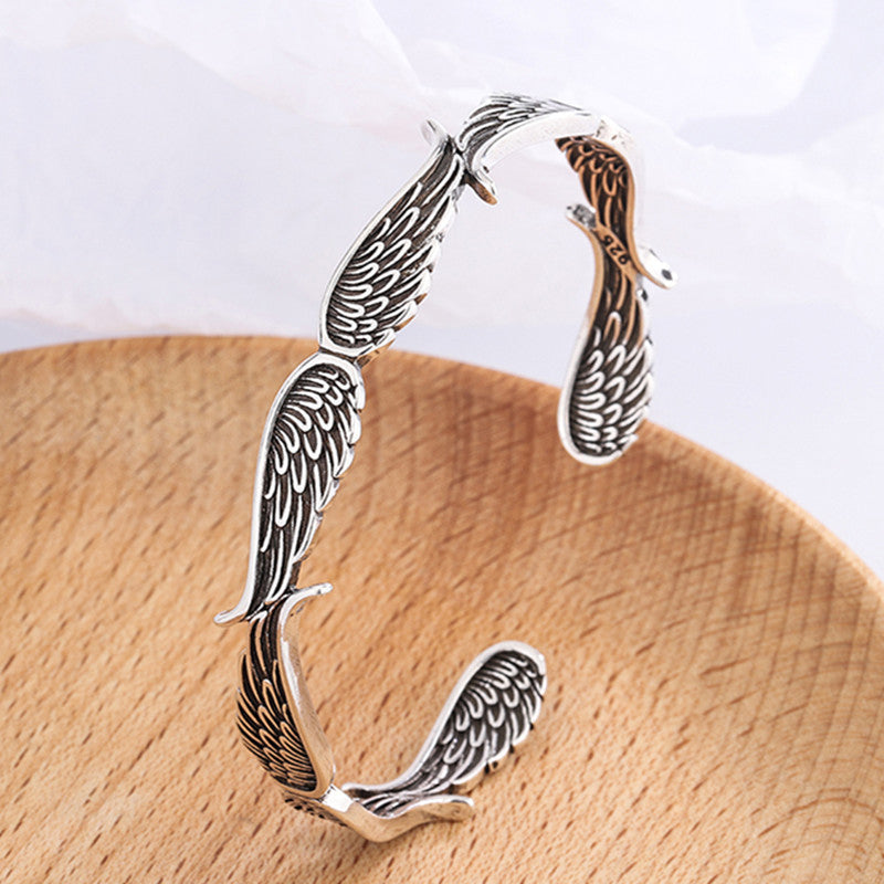 Unisex armbånd med englevinger i vintage-stil, smukt detaljeret design, giver beskyttelse og harmoni.