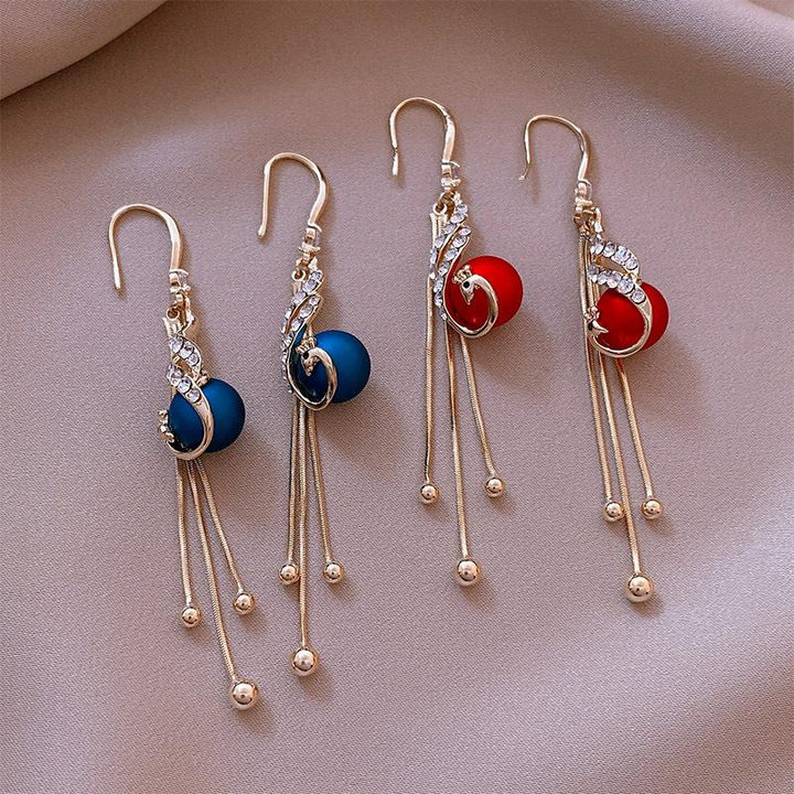Elegante påfugl-øreringe til kvinder, blå eller rød perle, guldfarvet metal, elegant design, accessory stil.