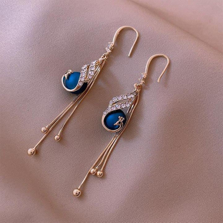Elegante påfugl-øreringe til kvinder, blå eller rød perle, guldfarvet metal, elegant design, accessory stil.