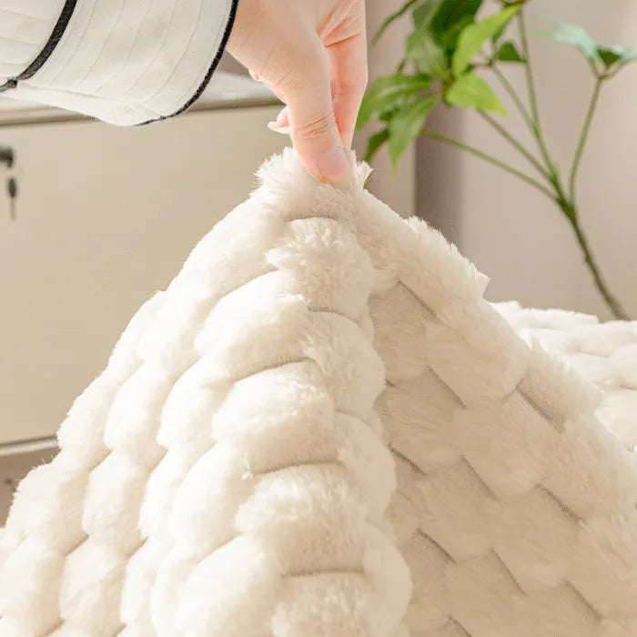 "Vaaleanharmaa pehmeä pörröinen sohvapäällinen, sopii moneen sisustukseen, liukumaton pohja, useita värejä ja kokoja."