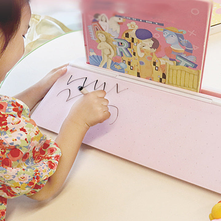 Pink tavle organiser til skrivebord, slankt design, indbygget opbevaring og penne inkluderet.