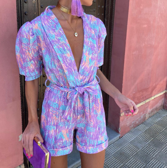 Lyserød/orange dame jumpsuit til varme sommerdage, trendy og åndbar, velegnet til mange lejligheder