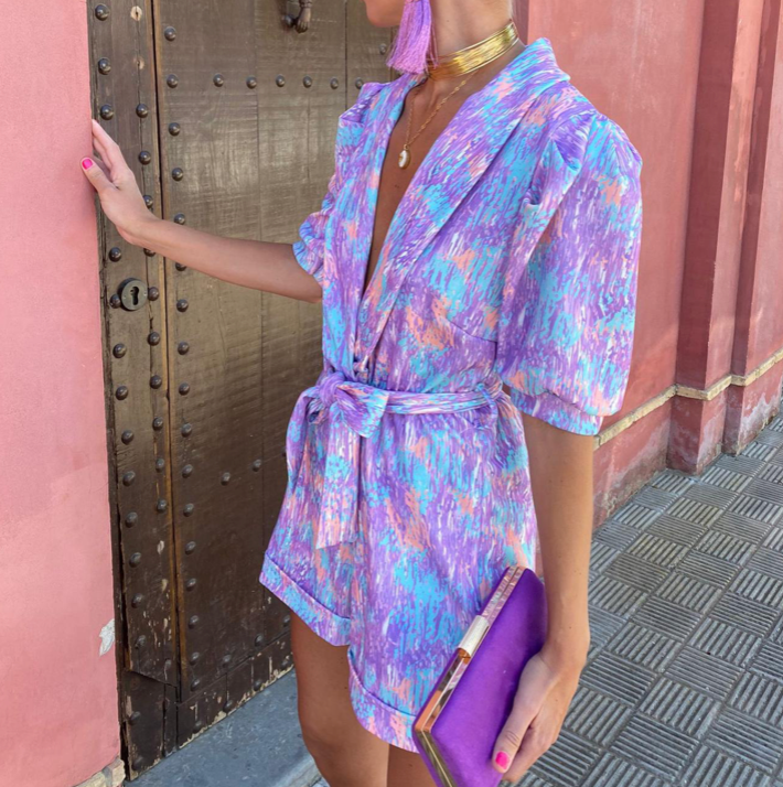 Lyserød/orange dame jumpsuit til varme sommerdage, trendy og åndbar, velegnet til mange lejligheder