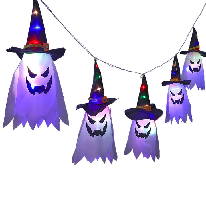 "Valaistu Halloween noitahattu ulkokäyttöön, ripustettuna pimeässä, luo mysteerisen tunnelman puutarhaan tai terassille."