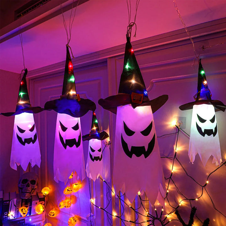 "Valaistu Halloween noitahattu ulkokäyttöön, ripustettuna pimeässä, luo mysteerisen tunnelman puutarhaan tai terassille."
