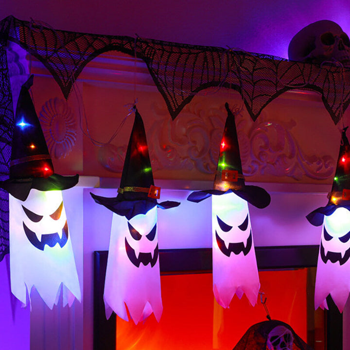 "Valaistu Halloween noitahattu ulkokäyttöön, ripustettuna pimeässä, luo mysteerisen tunnelman puutarhaan tai terassille."