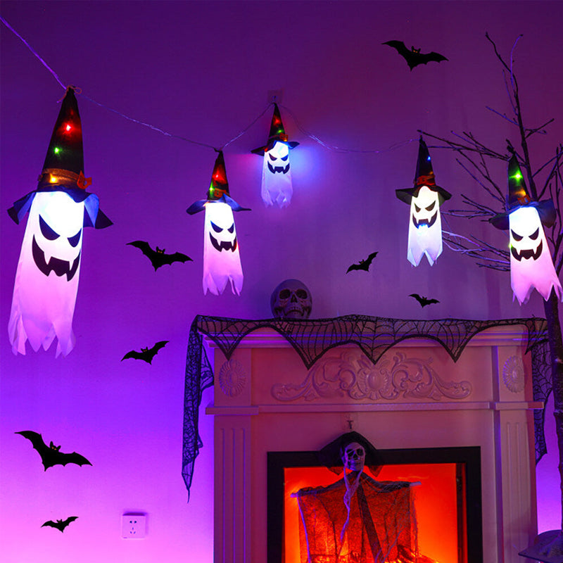 "Valaistu Halloween noitahattu ulkokäyttöön, ripustettuna pimeässä, luo mysteerisen tunnelman puutarhaan tai terassille."