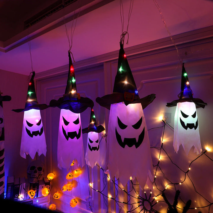 "Valaistu Halloween noitahattu ulkokäyttöön, ripustettuna pimeässä, luo mysteerisen tunnelman puutarhaan tai terassille."