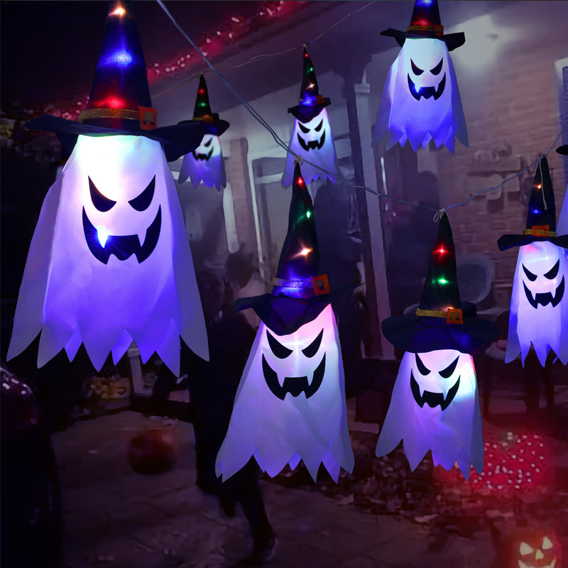 "Valaistu Halloween noitahattu ulkokäyttöön, ripustettuna pimeässä, luo mysteerisen tunnelman puutarhaan tai terassille."