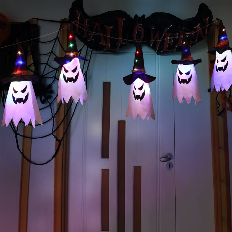 "Valaistu Halloween noitahattu ulkokäyttöön, ripustettuna pimeässä, luo mysteerisen tunnelman puutarhaan tai terassille."
