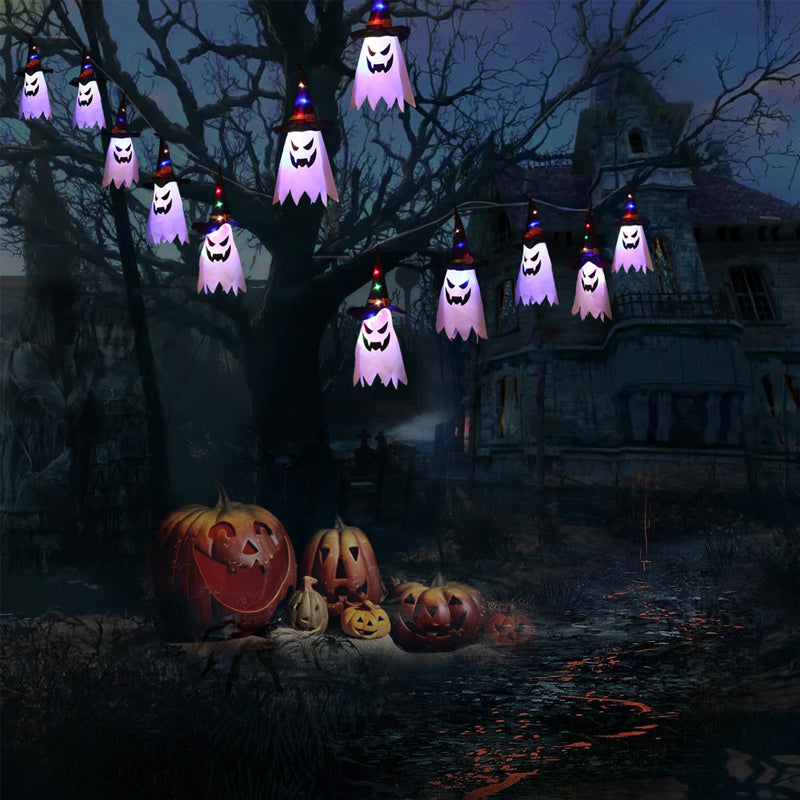 "Valaistu Halloween noitahattu ulkokäyttöön, ripustettuna pimeässä, luo mysteerisen tunnelman puutarhaan tai terassille."