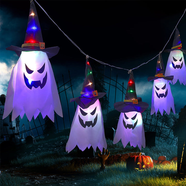 "Valaistu Halloween noitahattu ulkokäyttöön, ripustettuna pimeässä, luo mysteerisen tunnelman puutarhaan tai terassille."
