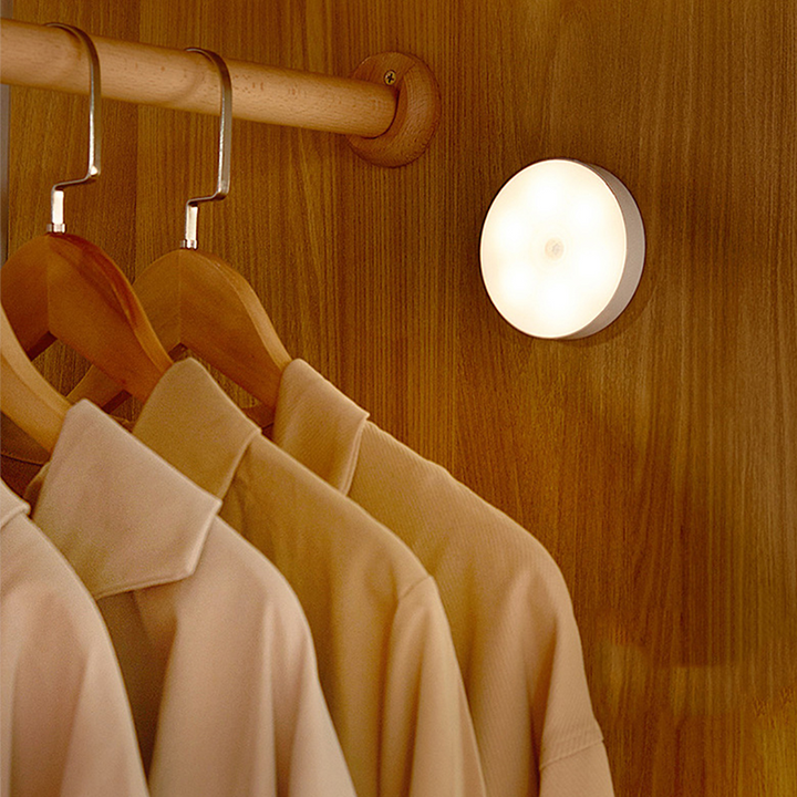 Hvid LED smart sensorlampe, elegant design, varmt lys, USB-opladelig, alsidig montering.