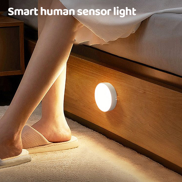 Hvid LED smart sensorlampe, elegant design, varmt lys, USB-opladelig, alsidig montering.