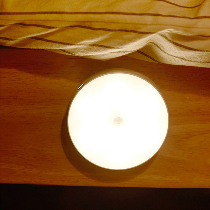 Hvid LED smart sensorlampe, elegant design, varmt lys, USB-opladelig, alsidig montering.