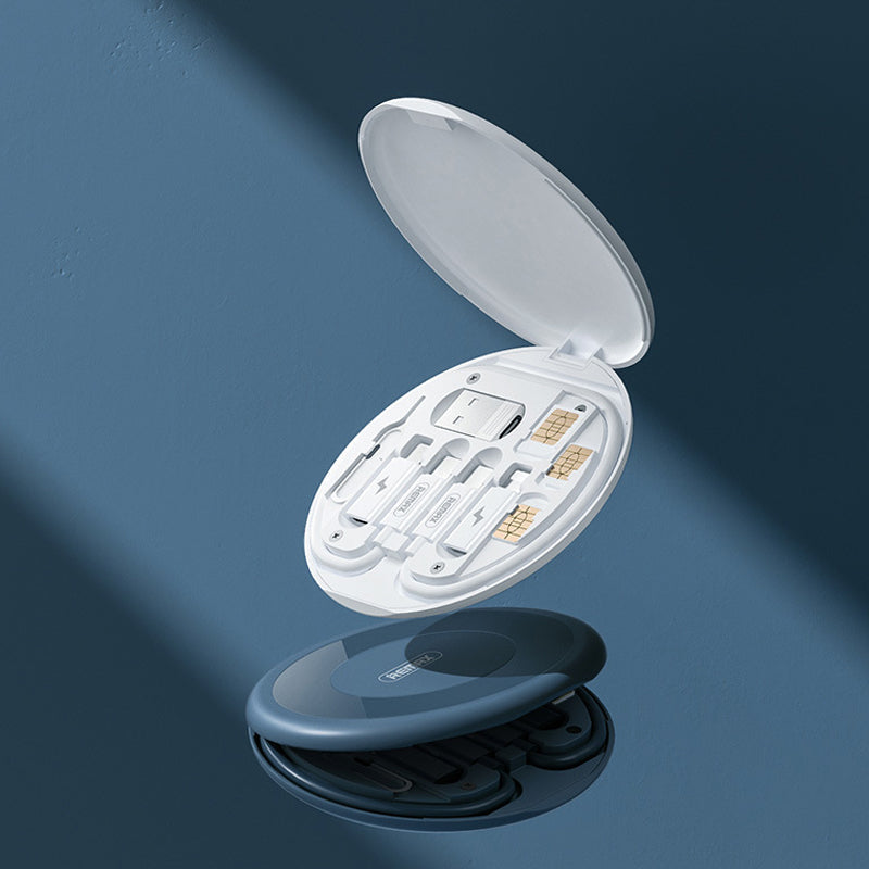 Kompakt hvid mini gadget opbevaringsboks med SIM-port, kabler og foldbar holder, ideel til rejser.
