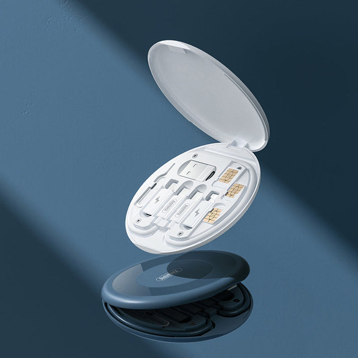 Kompakt hvid mini gadget opbevaringsboks med SIM-port, kabler og foldbar holder, ideel til rejser.