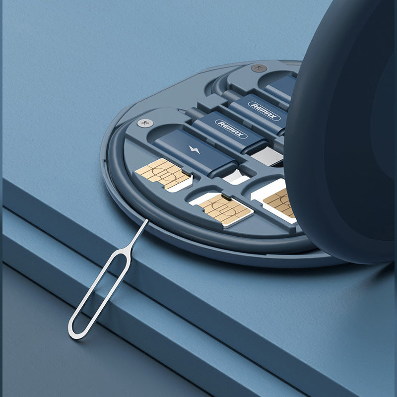 Kompakt hvid mini gadget opbevaringsboks med SIM-port, kabler og foldbar holder, ideel til rejser.