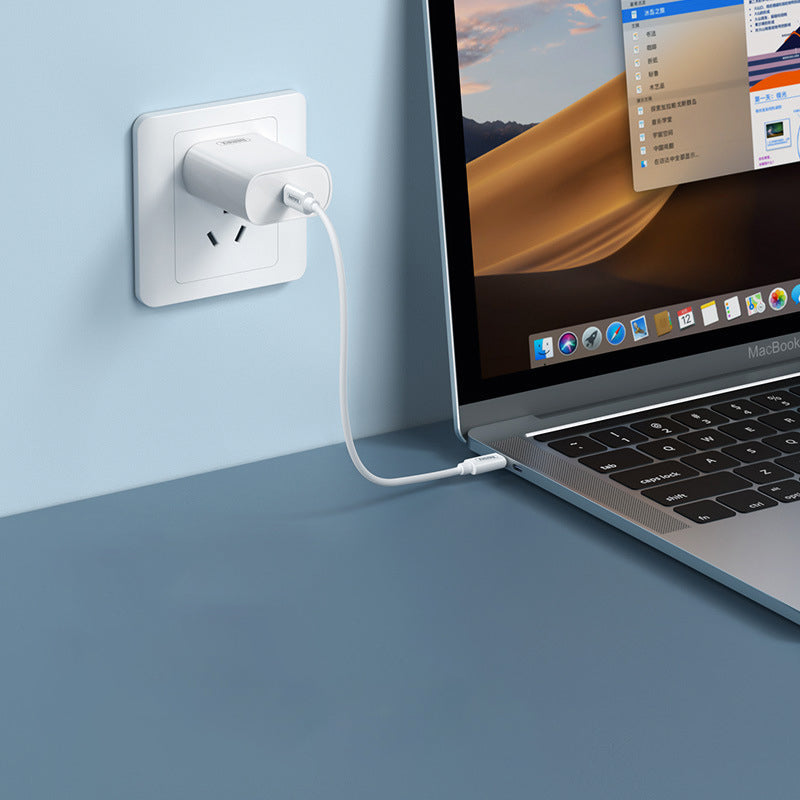 Kompakt hvid mini gadget opbevaringsboks med SIM-port, kabler og foldbar holder, ideel til rejser.