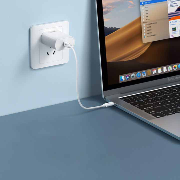 Kompakt hvid mini gadget opbevaringsboks med SIM-port, kabler og foldbar holder, ideel til rejser.