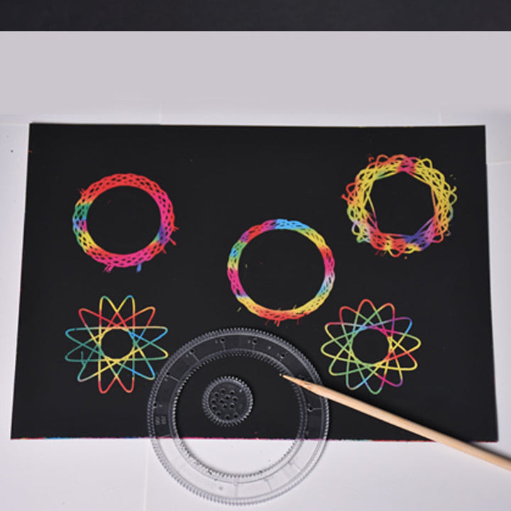Hvid magnetisk blomsterhvirveltegner sæt med 22 dele, alsidige geometriske mønstre til børns kunstprojekter.