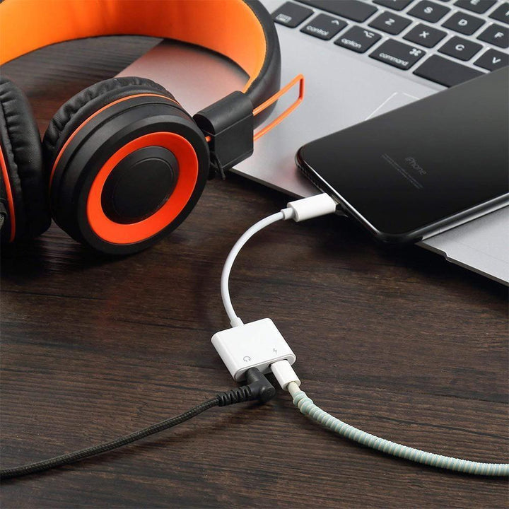 Hvid mænds høretelefonadapter til iPhone, kompakt og holdbar, tilbyder opladning og lydfunktioner.
