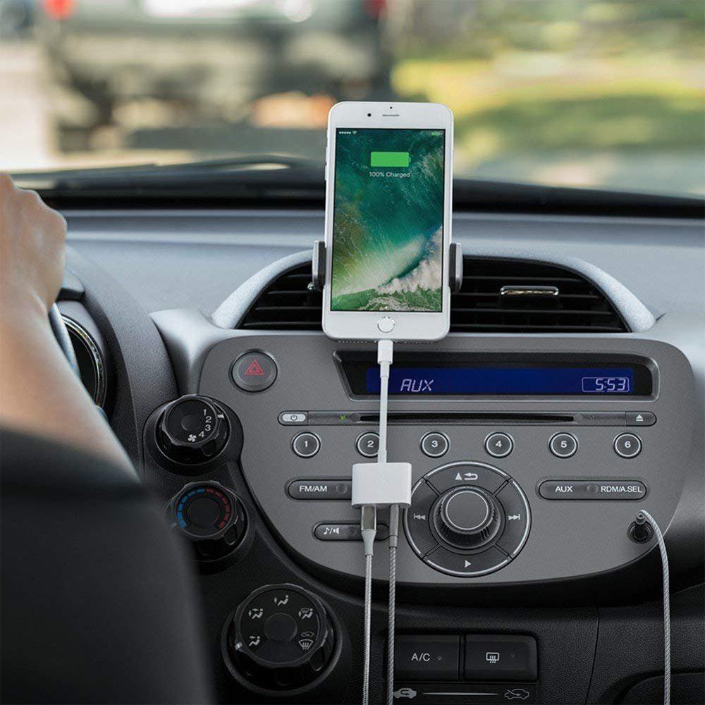 Hvid mænds høretelefonadapter til iPhone, kompakt og holdbar, tilbyder opladning og lydfunktioner.