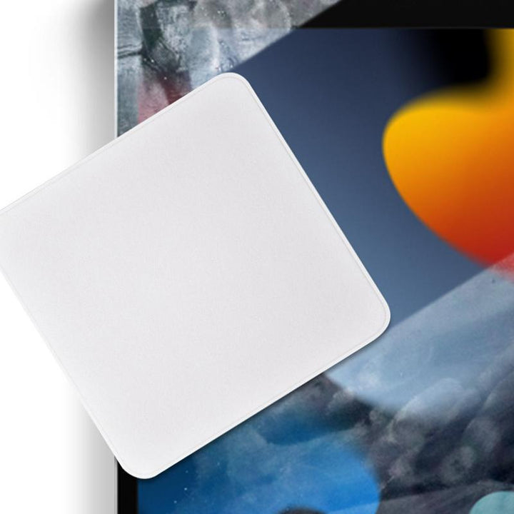 Hvid mikrofiberklud til elektronisk rengøring, blød og effektiv mod snavs og støv.